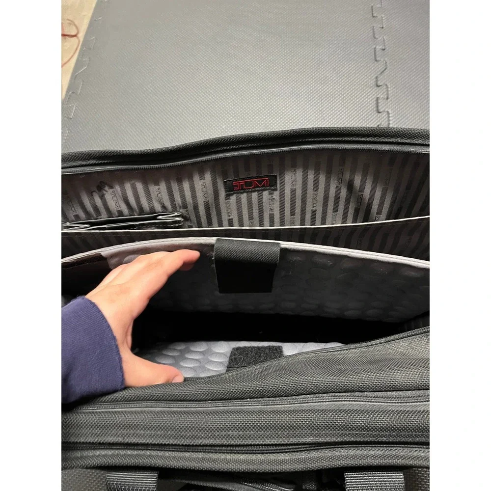 Tumi Alpha 26060d4‎ Black Expandable Briefcase Messenger Laptop Bag